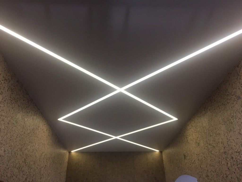 Дизайнерские натяжные потолки со световыми линиями в коридоре