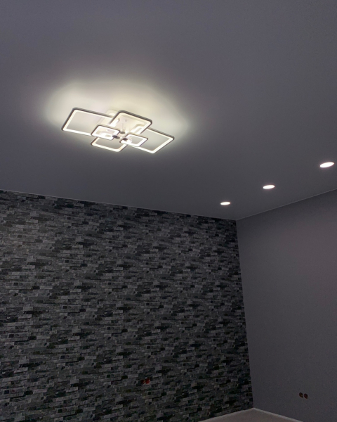 Фото натяжного потолка в спальню