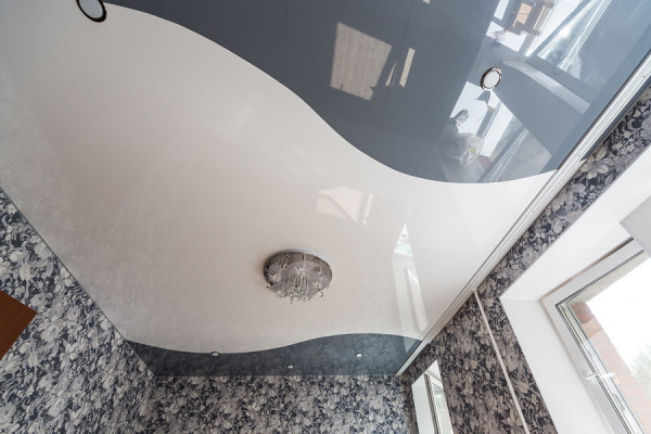 Пример натяжного потолка со спайками полотен