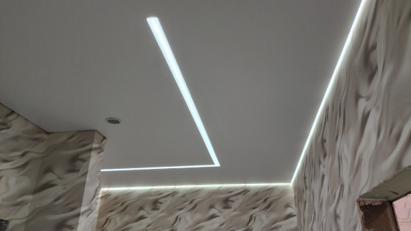 Фото потолка со световыми линиями в коридоре