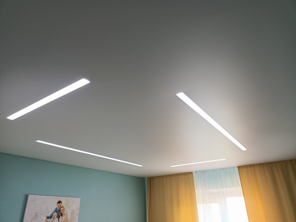 Потолок со световыми линиями