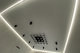Глянцевые потолки на лоджии 5 м²