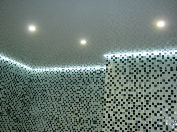 Натяжной потолок в спальне 25 м² с трековыми светильниками