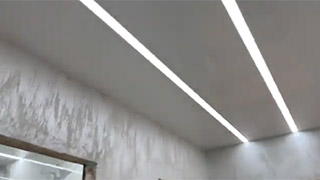 Видео натяжного потолка со световыми линиями 